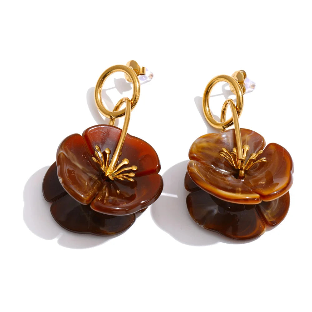 Resin acrylic flower earrings in gold-plated stainless steel with resin and acrylic.