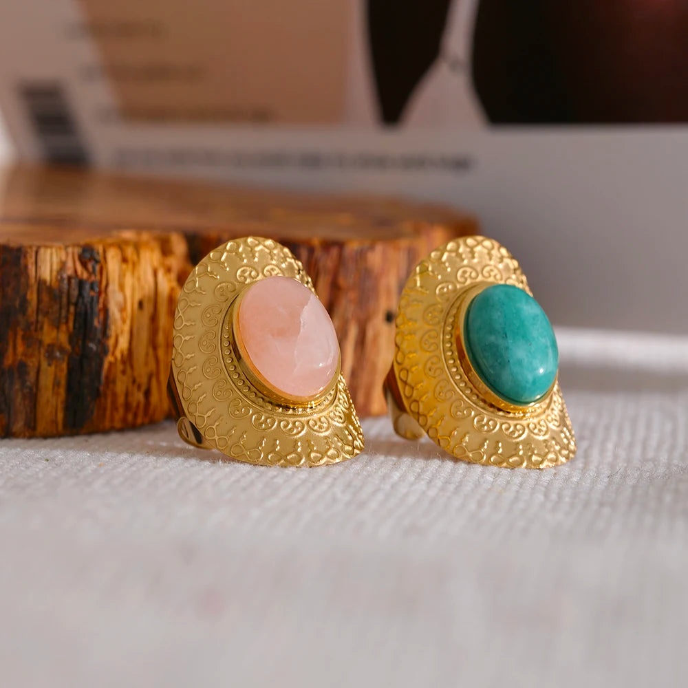 Green natural stone geometric ring in 18K gold-plated stainless steel with natural stone.