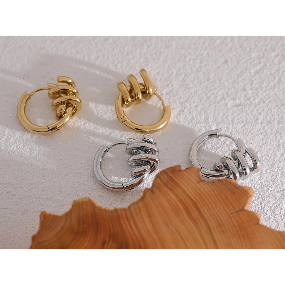Geometric earrings in gold-plated stainless steel.