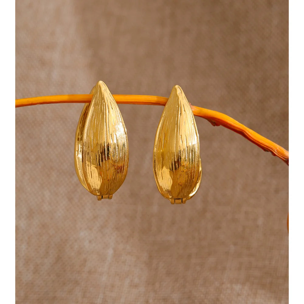 Geometric earrings in gold-plated stainless steel.