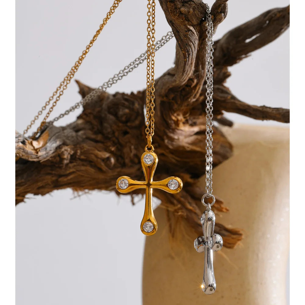 Cubic zirconia cross necklace in gold-plated stainless steel with cubic zirconia.