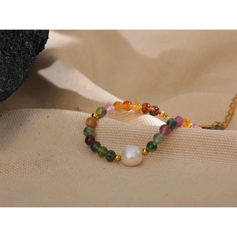 Pearl natural stone beaded bracelet in gold-plated stainless steel with pearl and natural stone.
