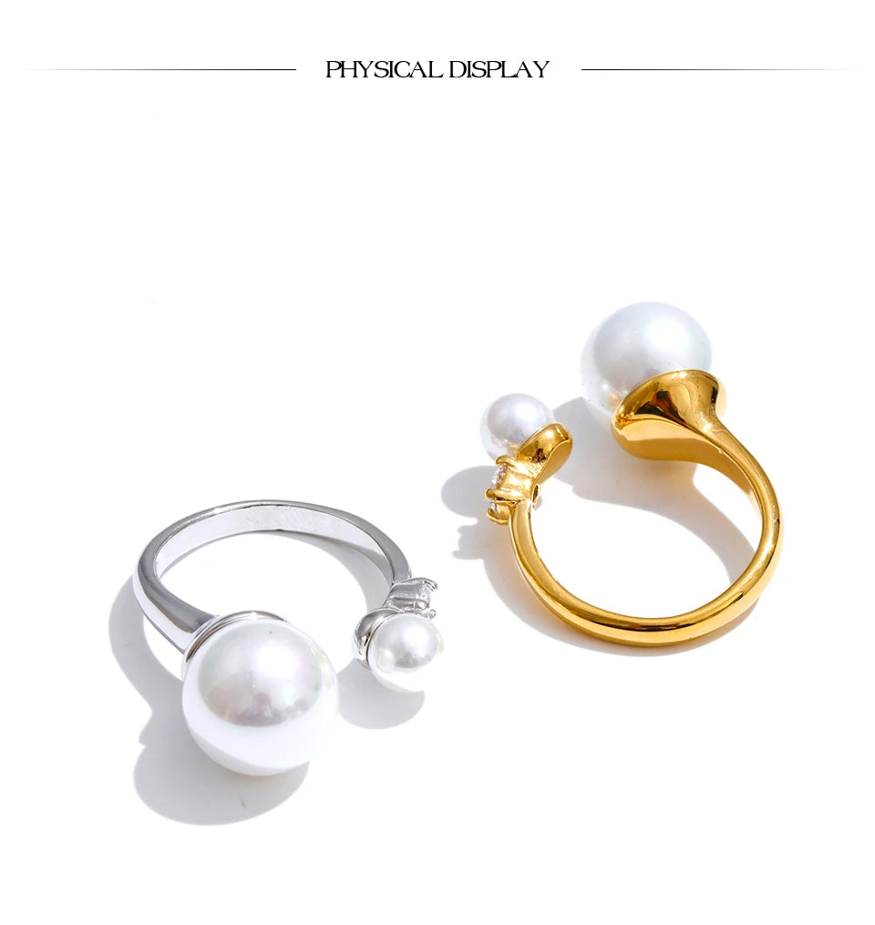 Cubic zirconia pearl geometric ring in 18K gold-plated stainless steel with pearl and cubic zirconia.