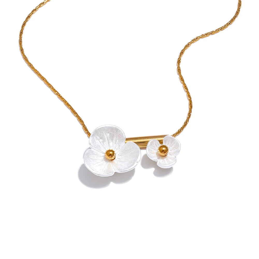Shell resin flower necklace in gold-plated stainless steel with shell and resin.