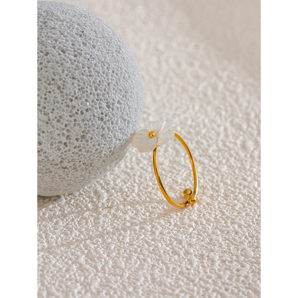 Shell flower geometric ring in 18K gold-plated stainless steel with shell.