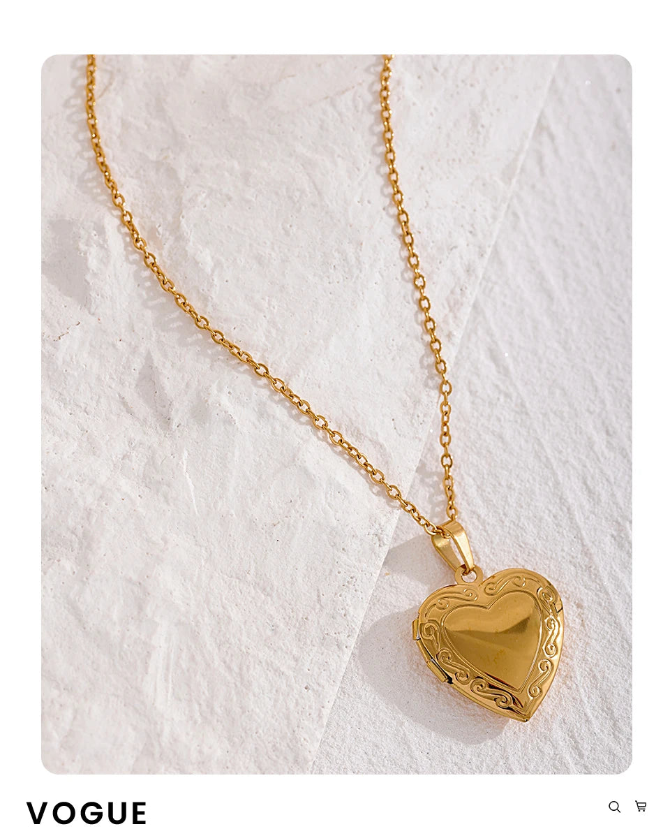 Heart necklace in gold-plated stainless steel.
