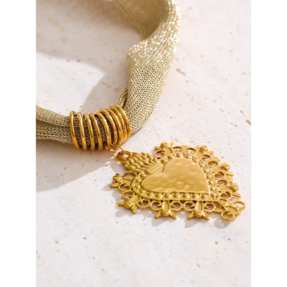 Heart chain necklace in gold-plated stainless steel.