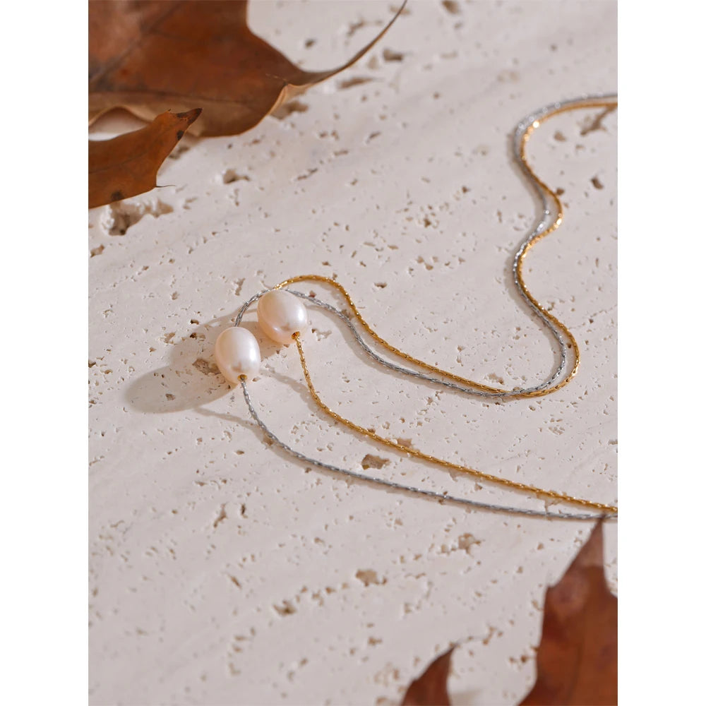 Freshwater pearl geometric necklace in gold-plated stainless steel with freshwater pearl.
