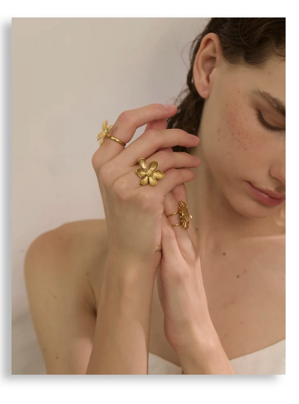 Flower ring in gold-plated stainless steel.