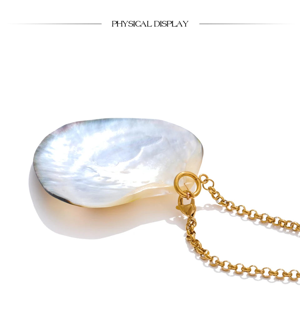 Pearl shell geometric necklace in gold-plated stainless steel with pearl and shell.