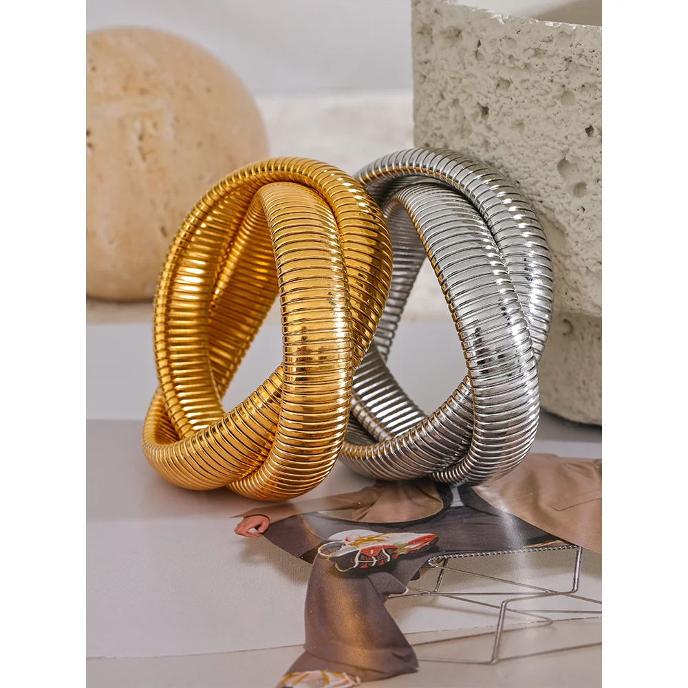 Geometric bracelet in gold-plated 316L stainless steel.