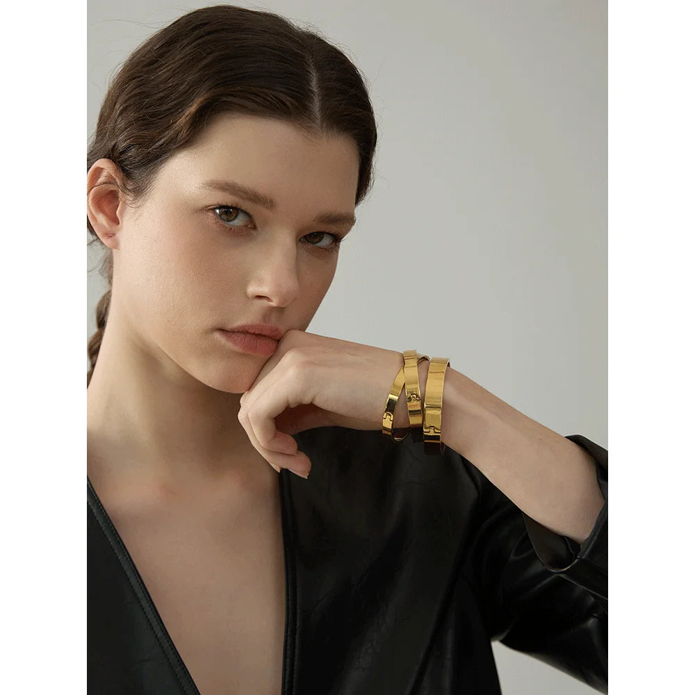 Geometric bracelet in gold-plated stainless steel.