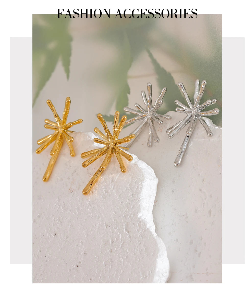Hammered geometric earrings in gold-plated 316L stainless steel.