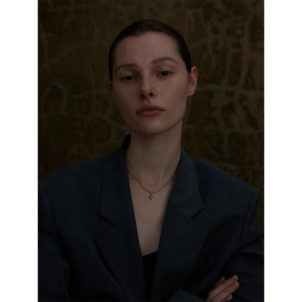 Blue natural stone geometric necklace in gold-plated stainless steel with natural stone.