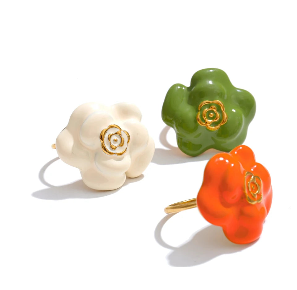 White enamel flower ring in 18K gold-plated stainless steel with enamel.