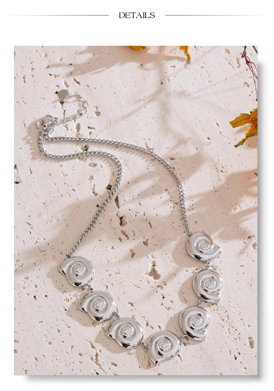 Shell geometric chain necklace in gold-plated stainless steel with shell.