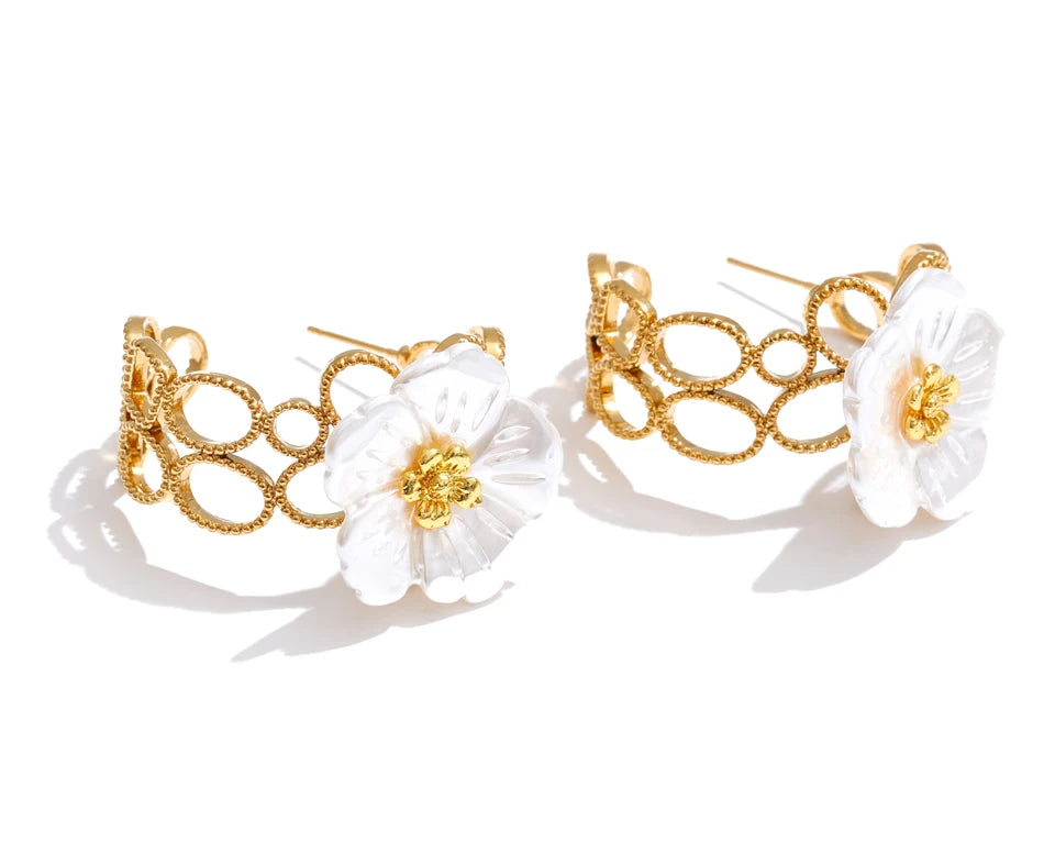 Resin flower earrings in gold-plated stainless steel with resin.