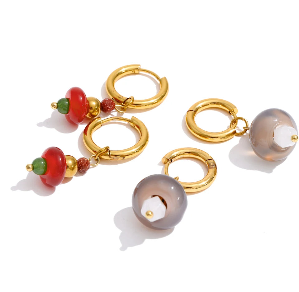 Natural stone geometric earrings in gold-plated stainless steel with natural stone.