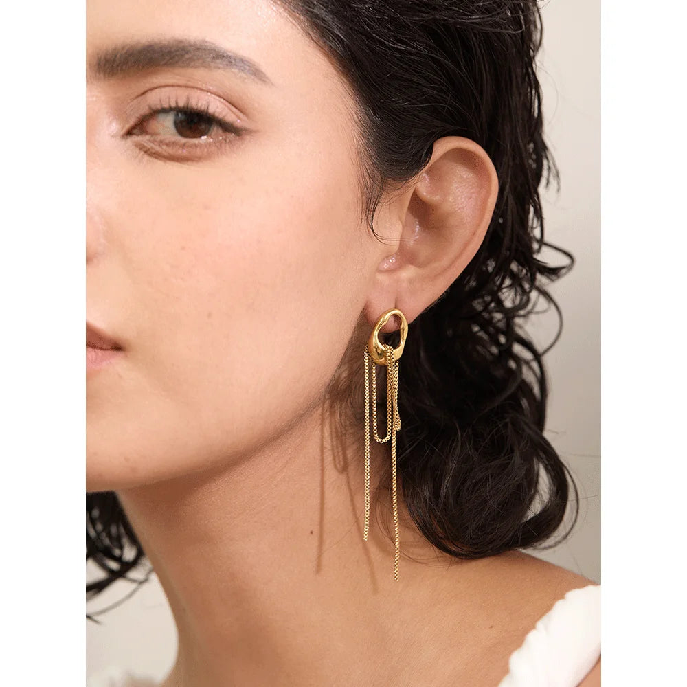 Geometric chain earrings in gold-plated 316L stainless steel.