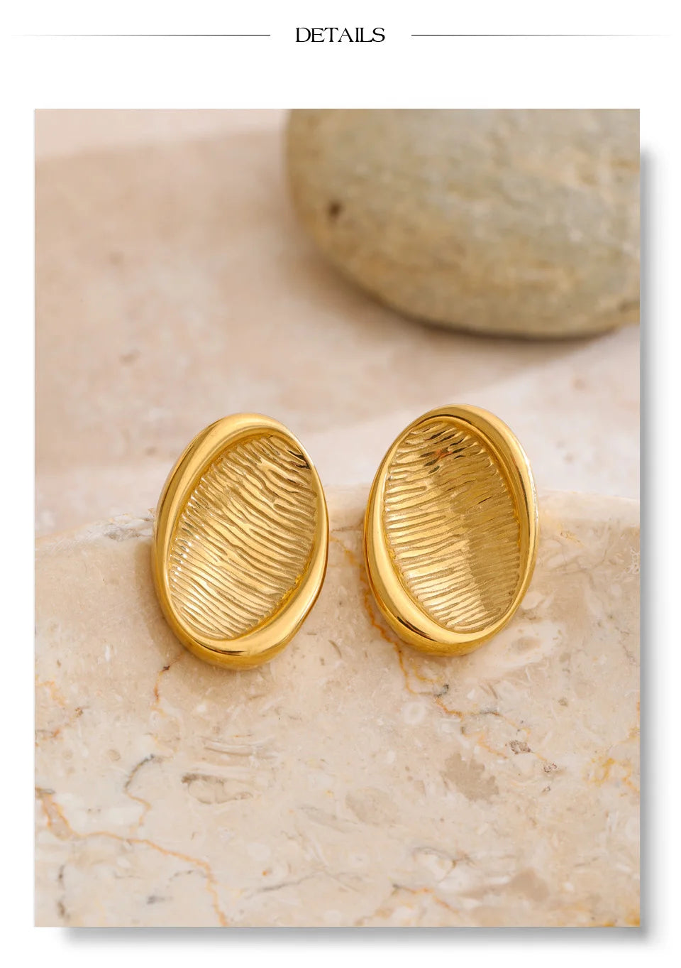 Geometric earrings in gold-plated stainless steel.