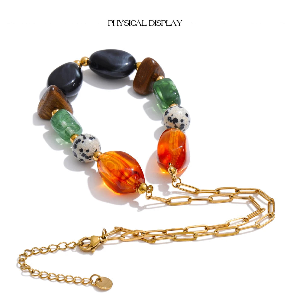 Resin natural stone beaded necklace in gold-plated stainless steel with natural stone and resin.