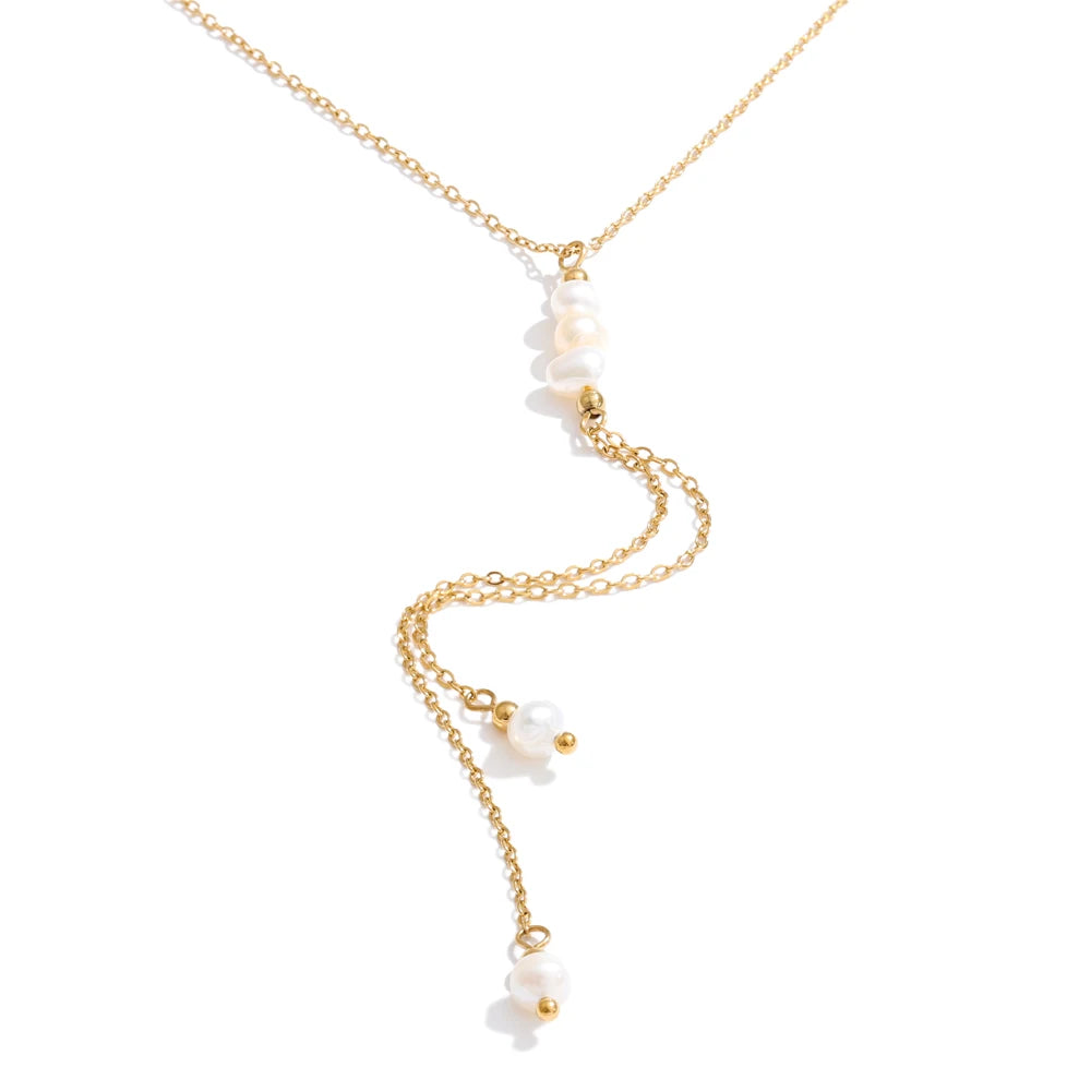 Freshwater pearl geometric chain necklace in gold-plated stainless steel with freshwater pearl.