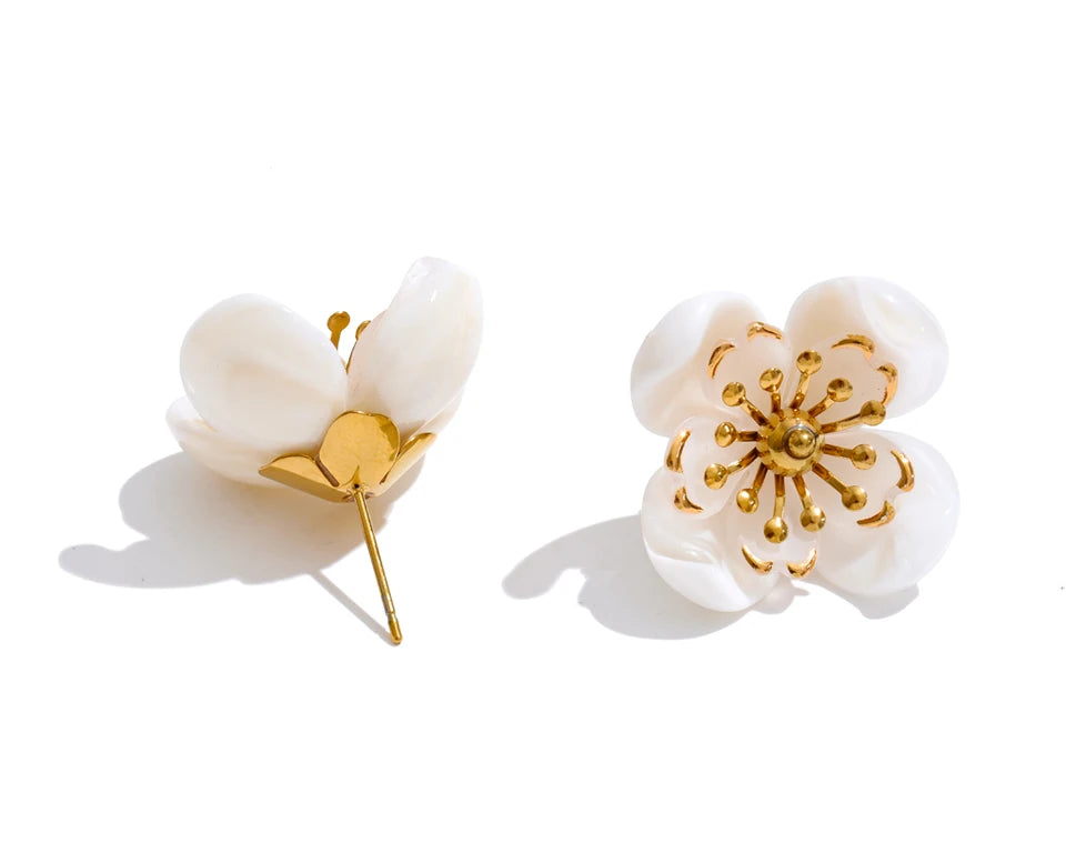 Resin flower earrings in gold-plated stainless steel with resin.