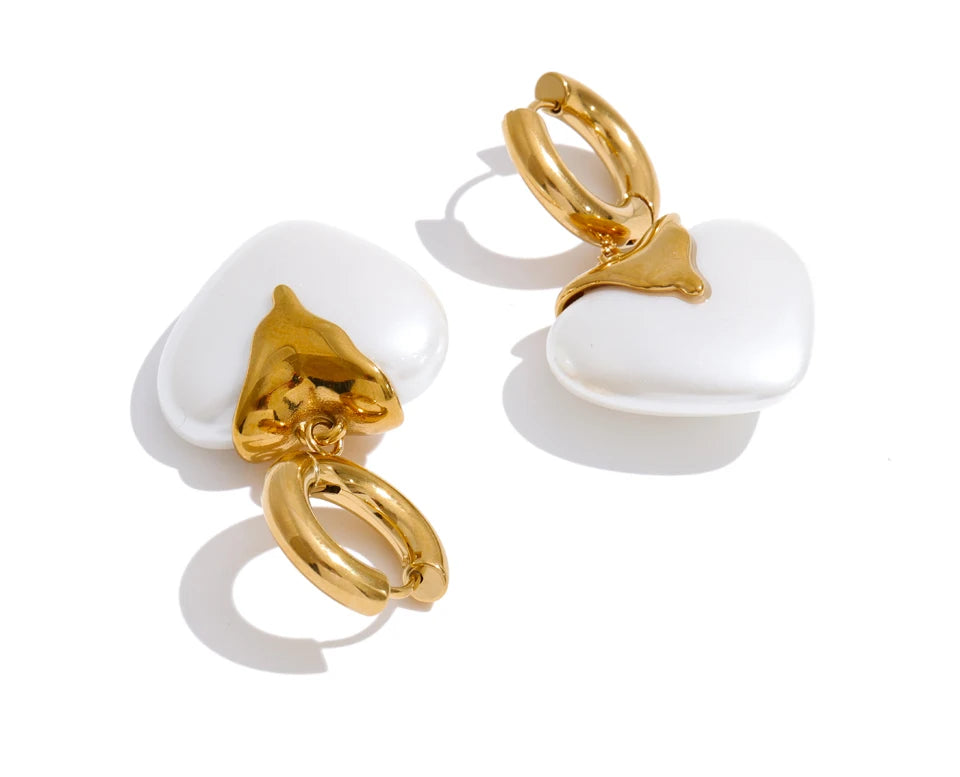 Pearl heart earrings in gold-plated stainless steel with pearl.