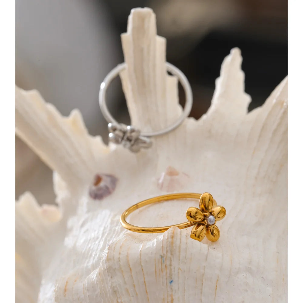 Pearl flower minimalist ring in 18K gold-plated stainless steel with pearl.