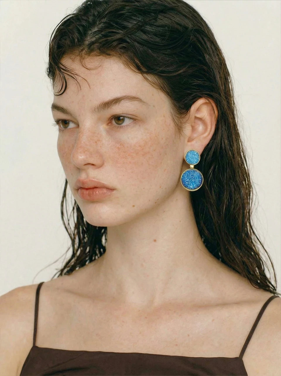 Resin geometric earrings in gold-plated stainless steel with resin.