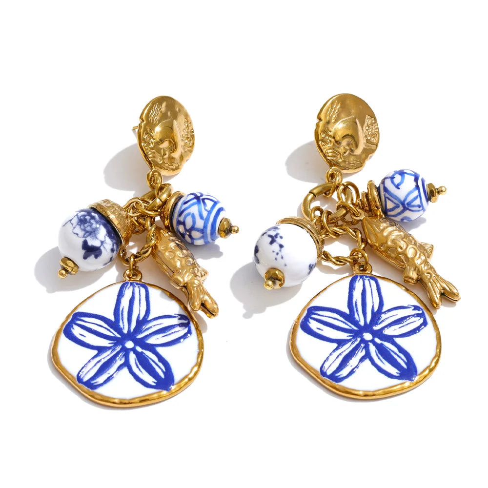 Flower beaded earrings in gold-plated stainless steel.