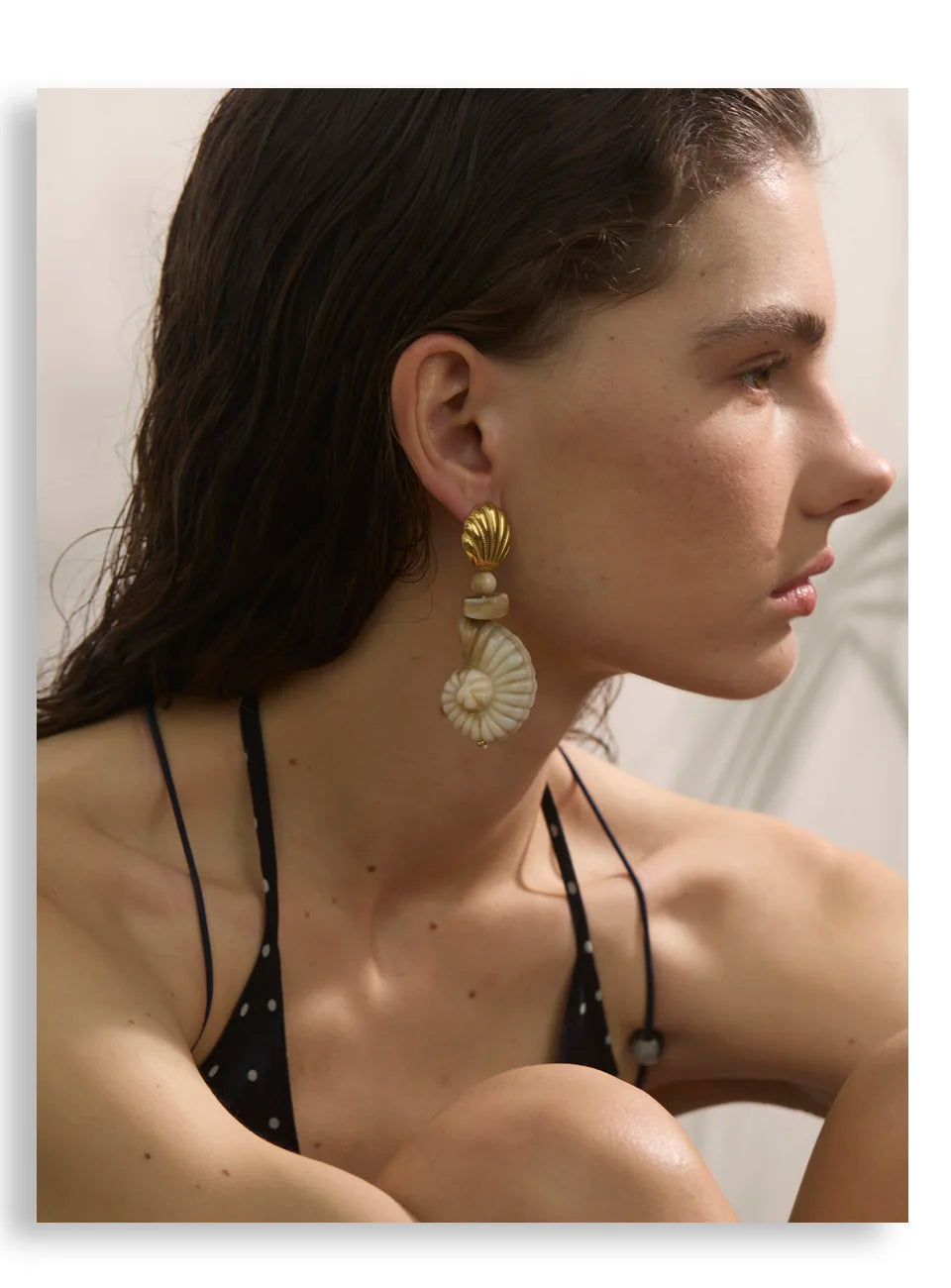 Shell resin geometric earrings in gold-plated stainless steel with shell and resin.