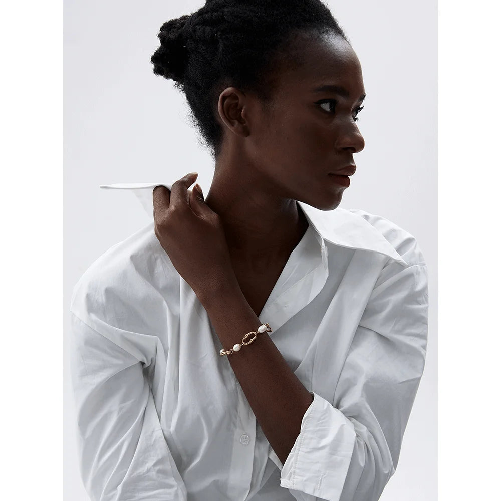 Freshwater pearl geometric chain necklace in gold-plated stainless steel with freshwater pearl.