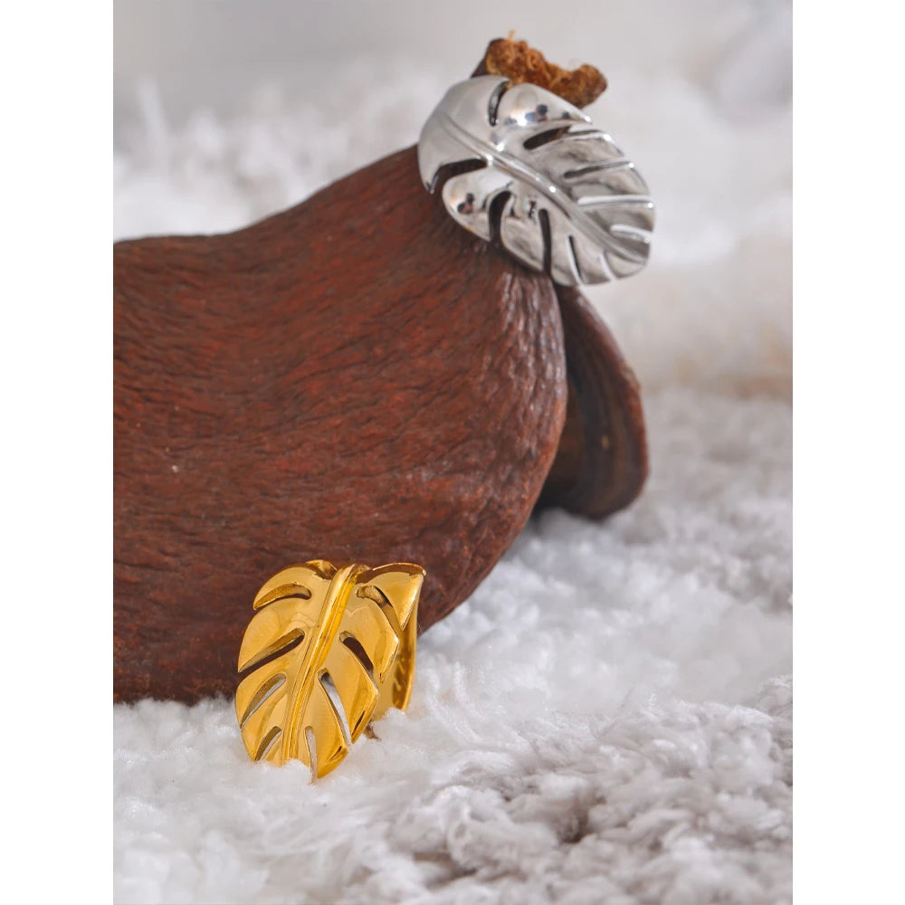 Geometric ring in 18K gold-plated stainless steel.