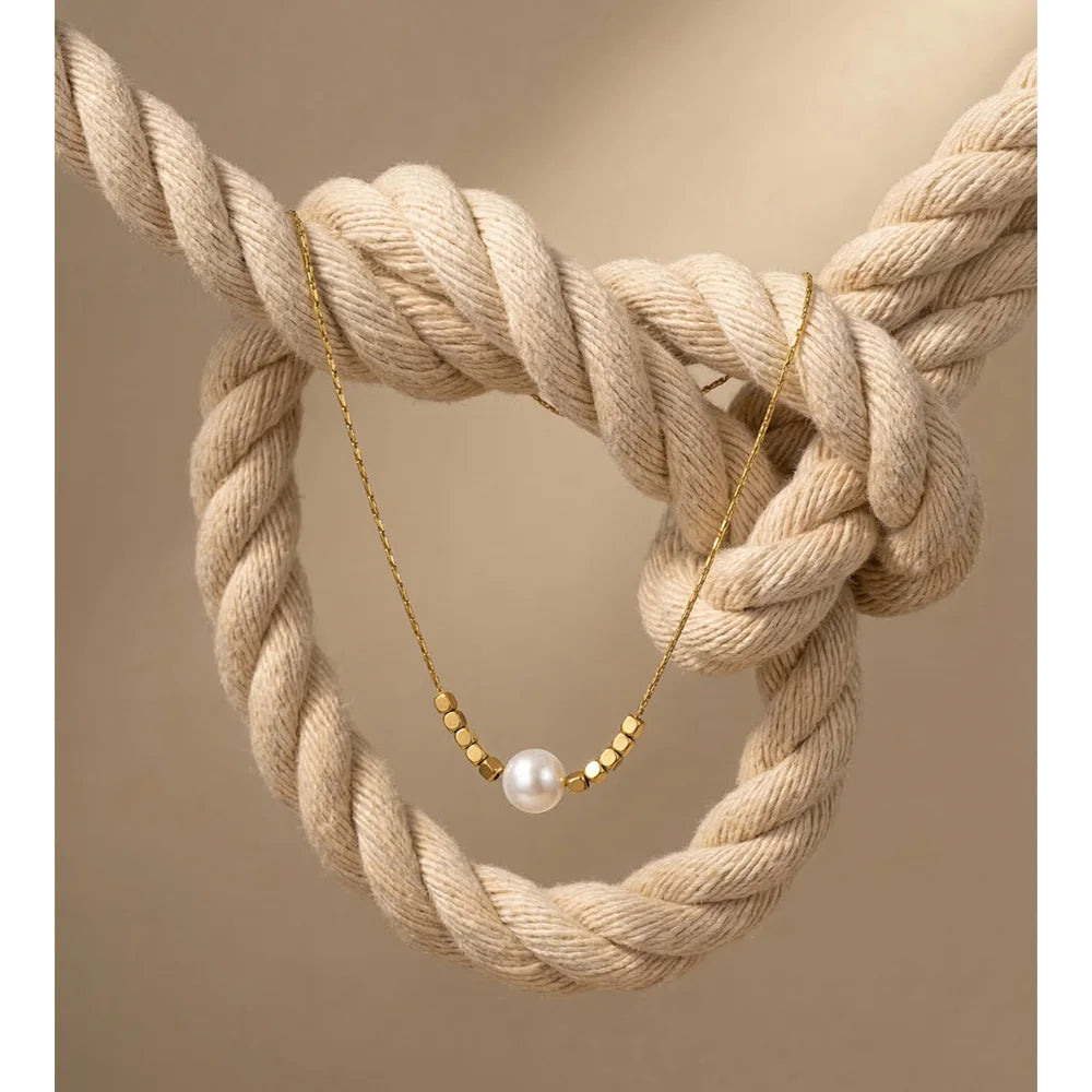 Freshwater pearl geometric necklace in gold-plated stainless steel with freshwater pearl.