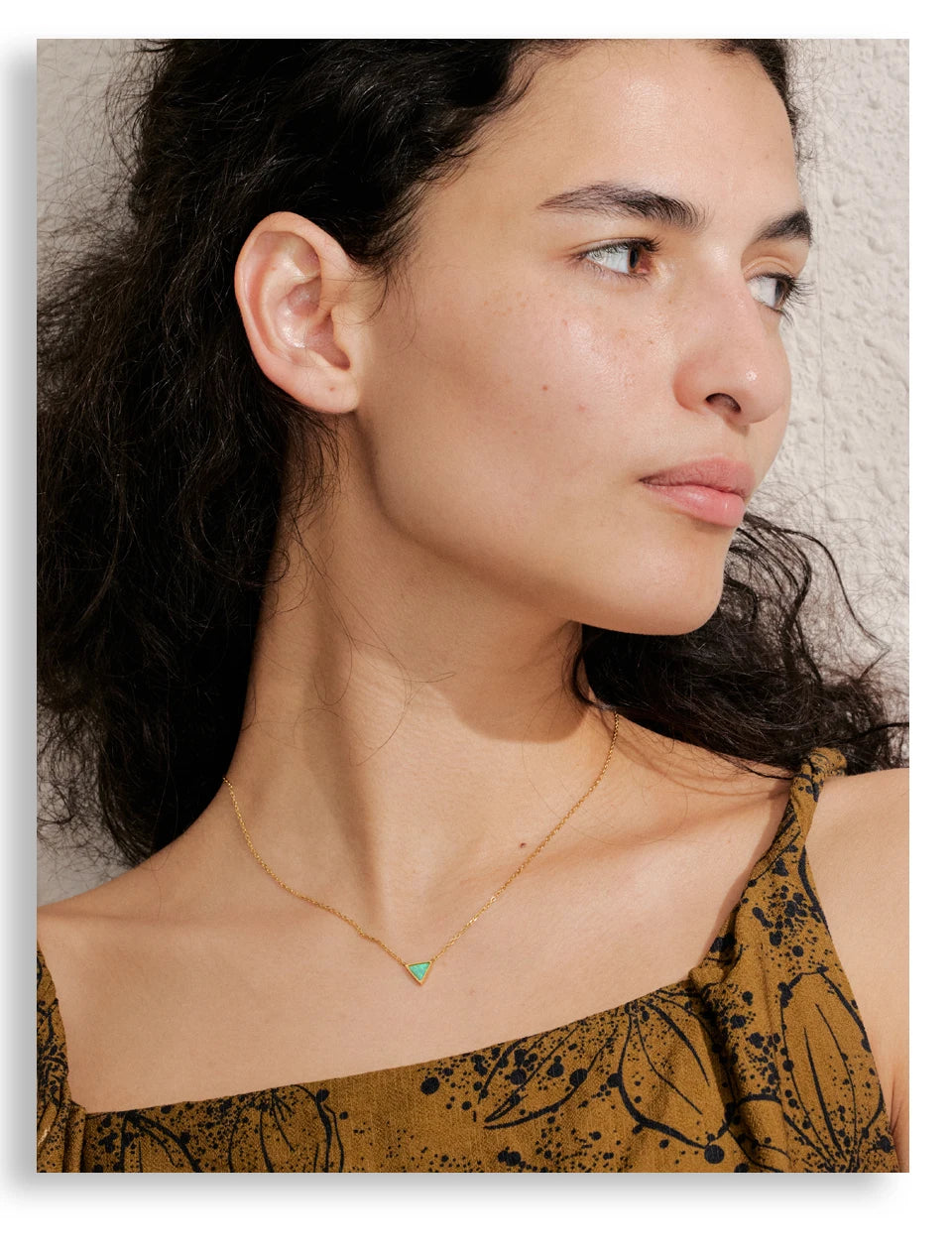 Natural stone geometric necklace in gold-plated stainless steel with natural stone.