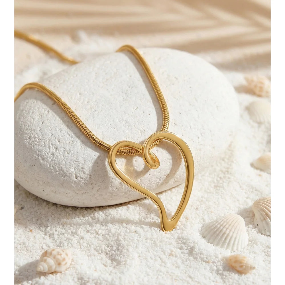 Heart necklace in gold-plated stainless steel.