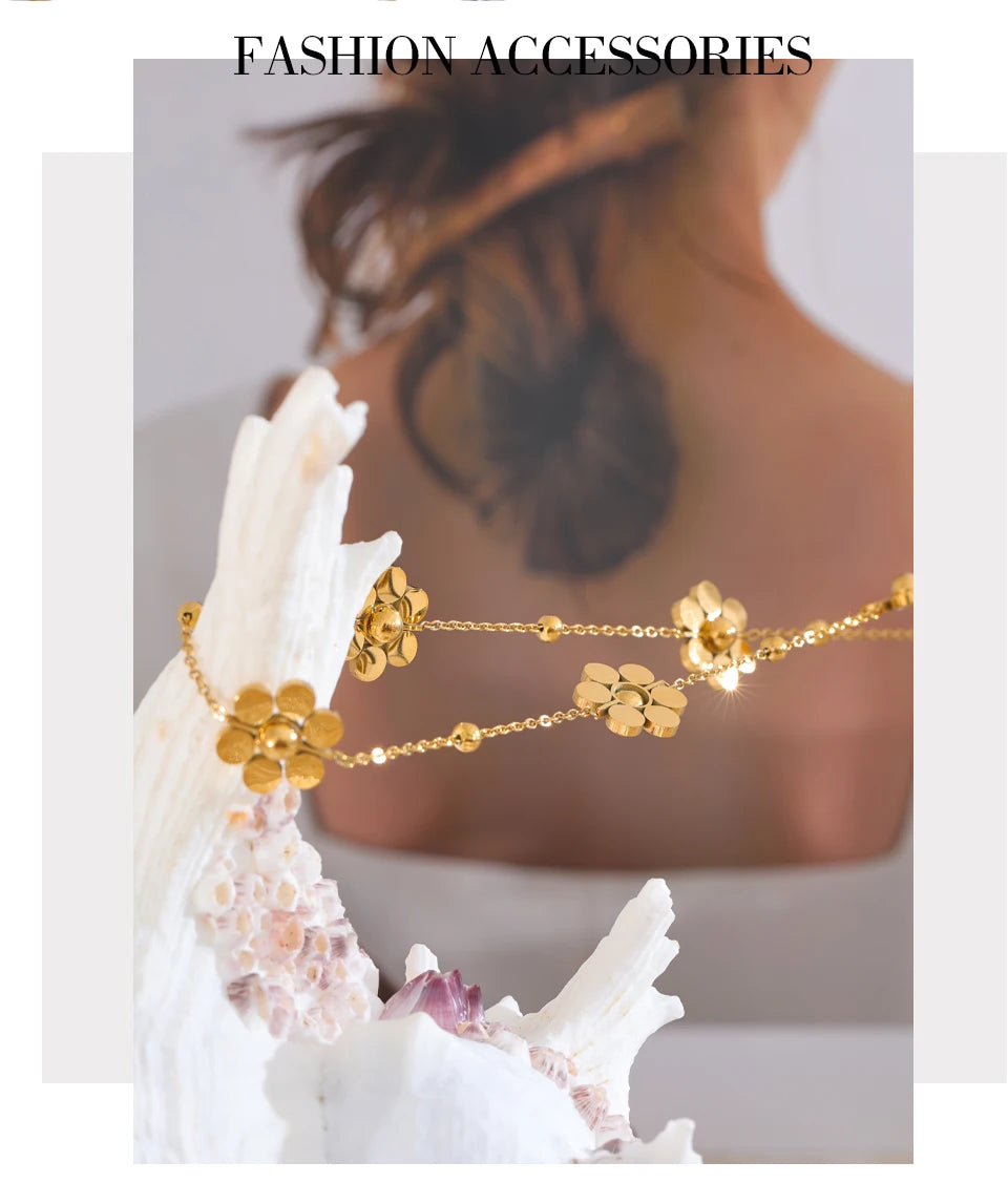 Flower geometric chain necklace in gold-plated stainless steel.