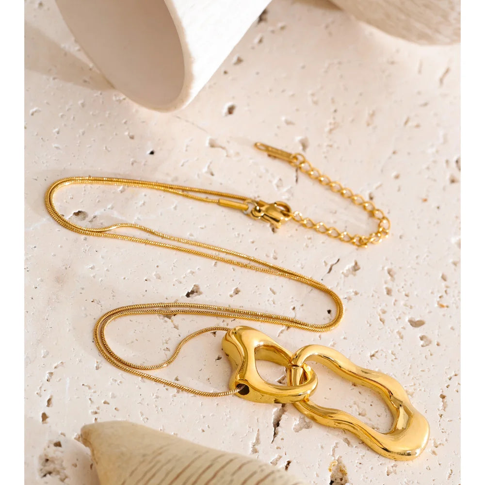 Geometric necklace in gold-plated stainless steel.