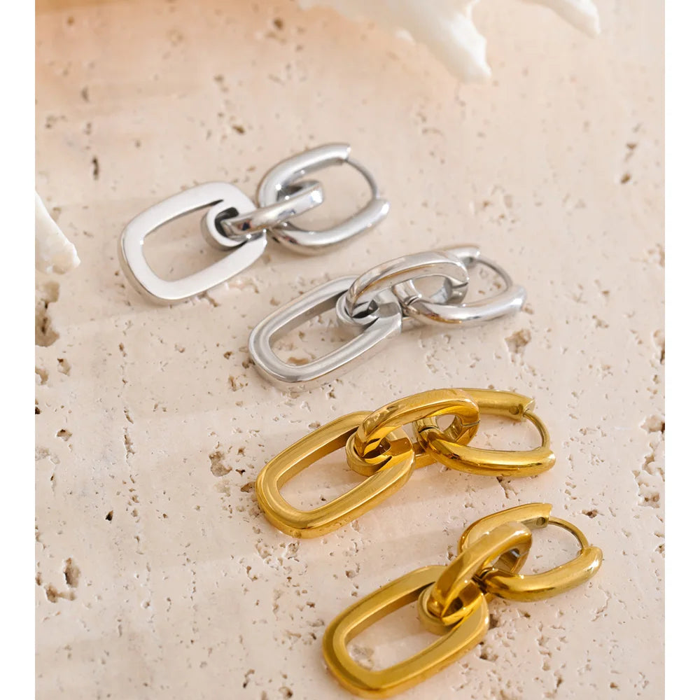 Geometric earrings in gold-plated stainless steel.