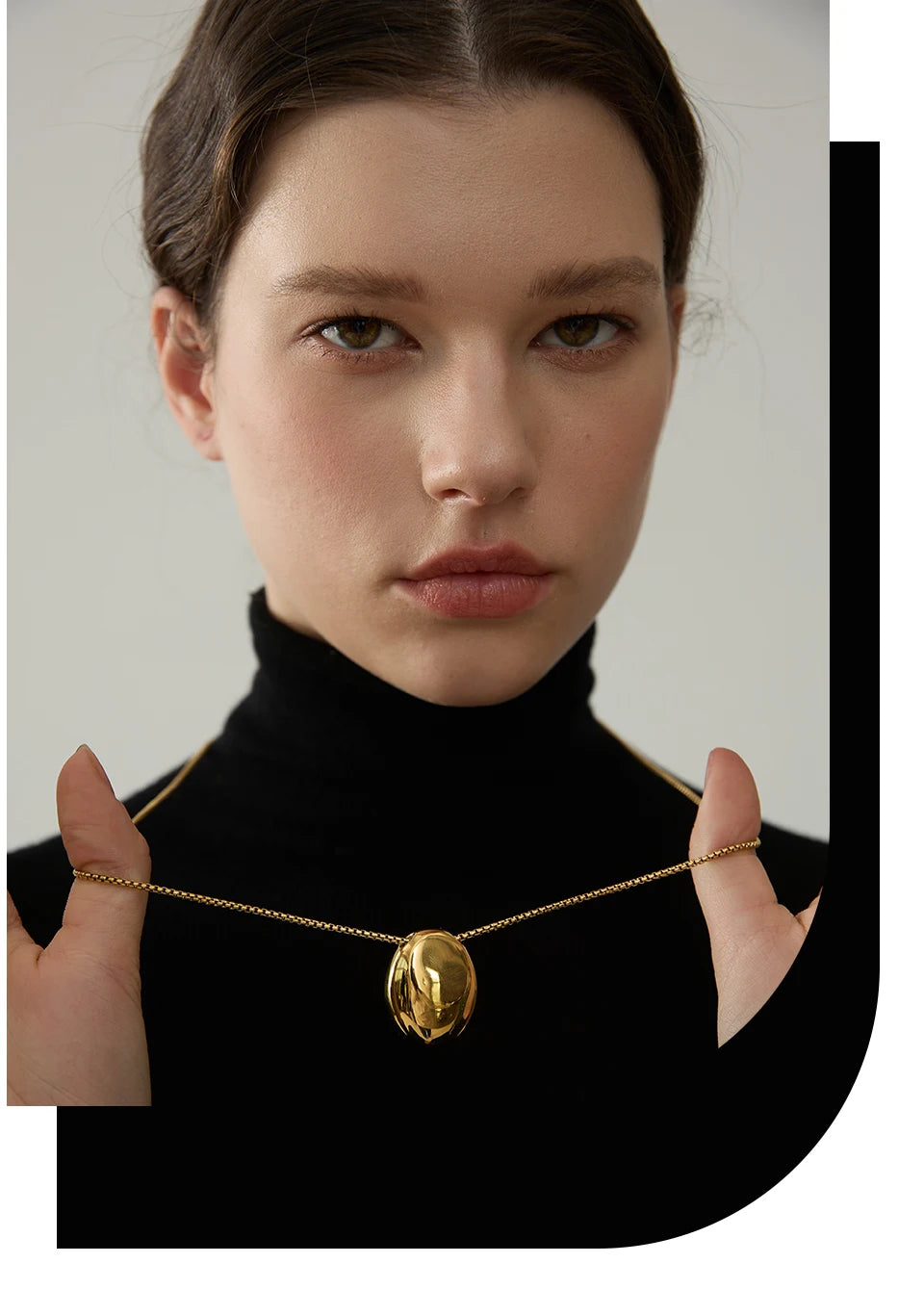 Minimalist geometric chain necklace in gold-plated 316L stainless steel.