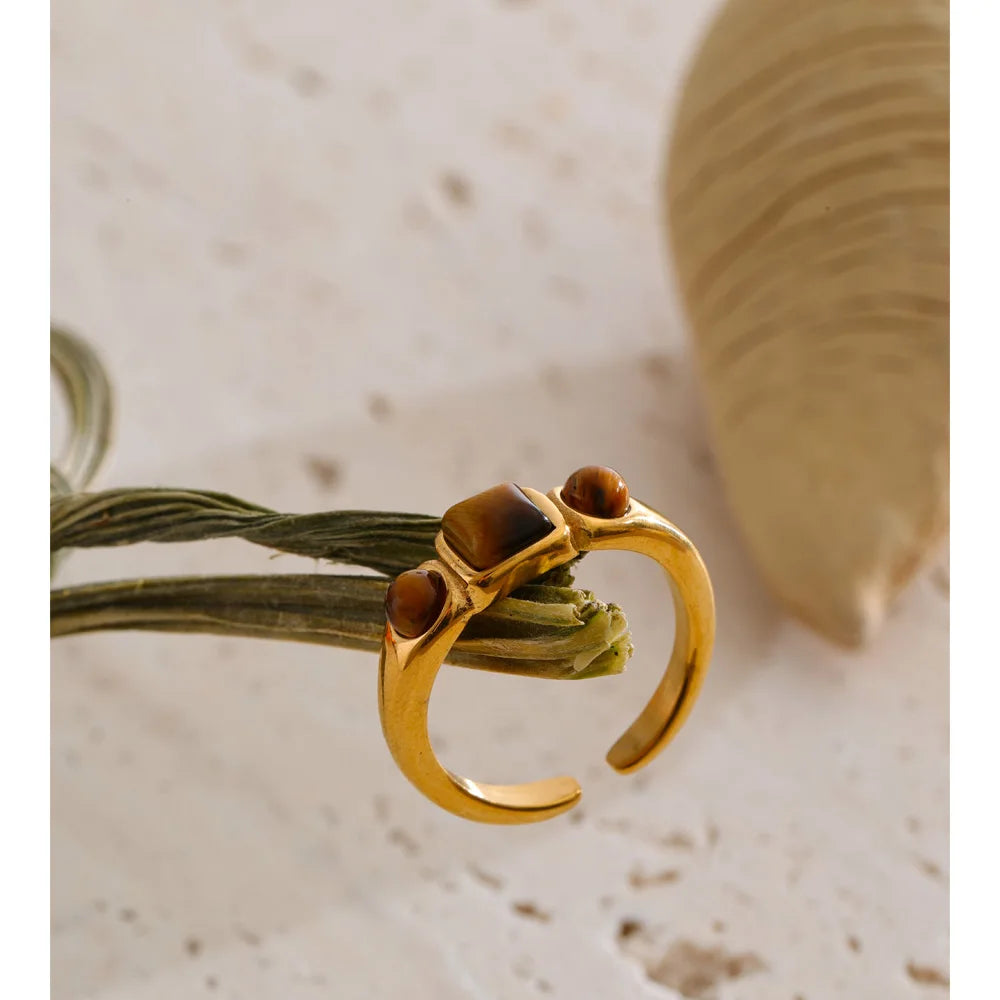 Natural stone geometric ring in 18K gold-plated stainless steel with natural stone.