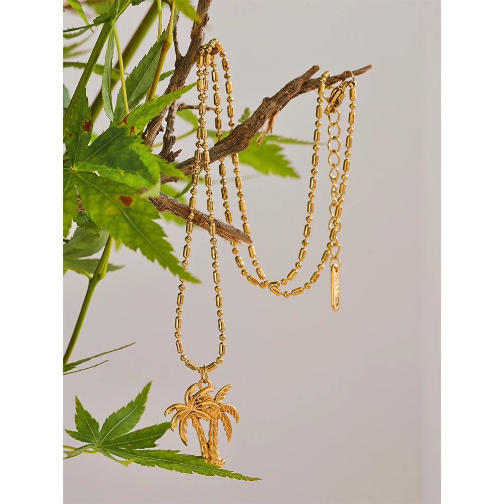 Geometric necklace in gold-plated stainless steel.