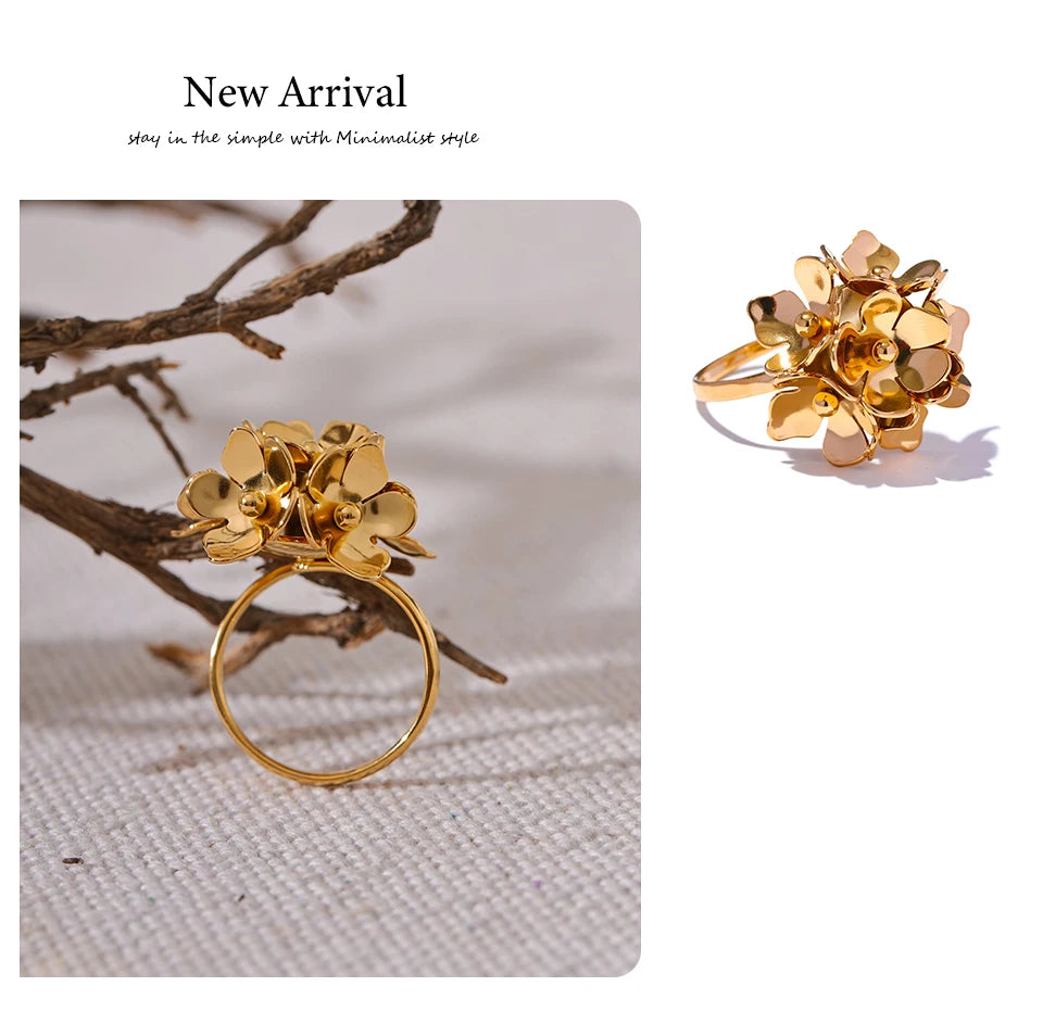 Flower ring in 18K gold-plated stainless steel.