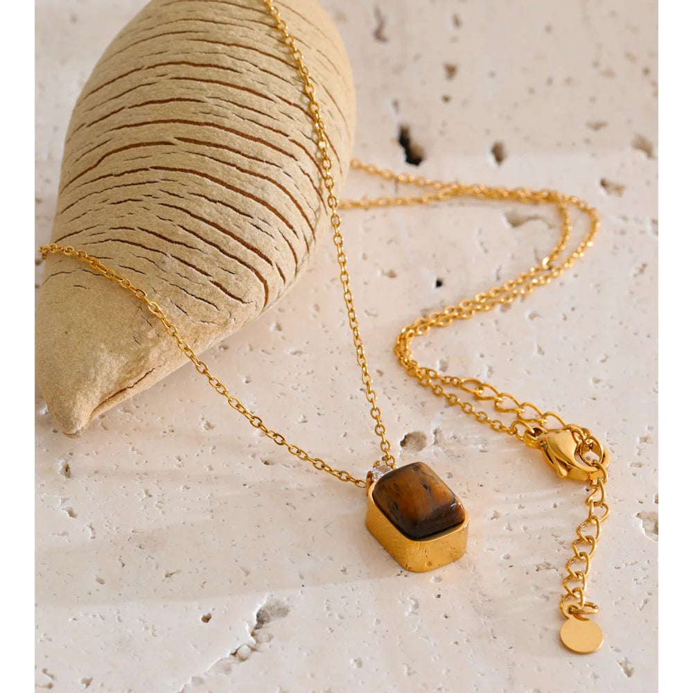 Natural stone geometric necklace in gold-plated stainless steel with natural stone.