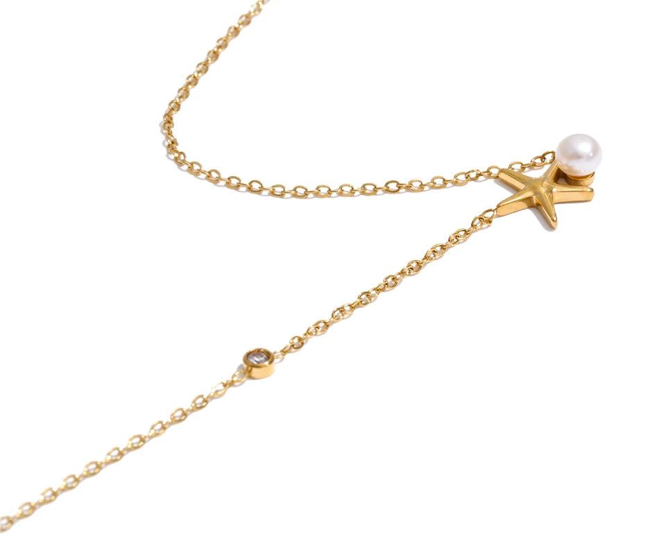 Freshwater pearl star geometric necklace in gold-plated stainless steel with freshwater pearl.
