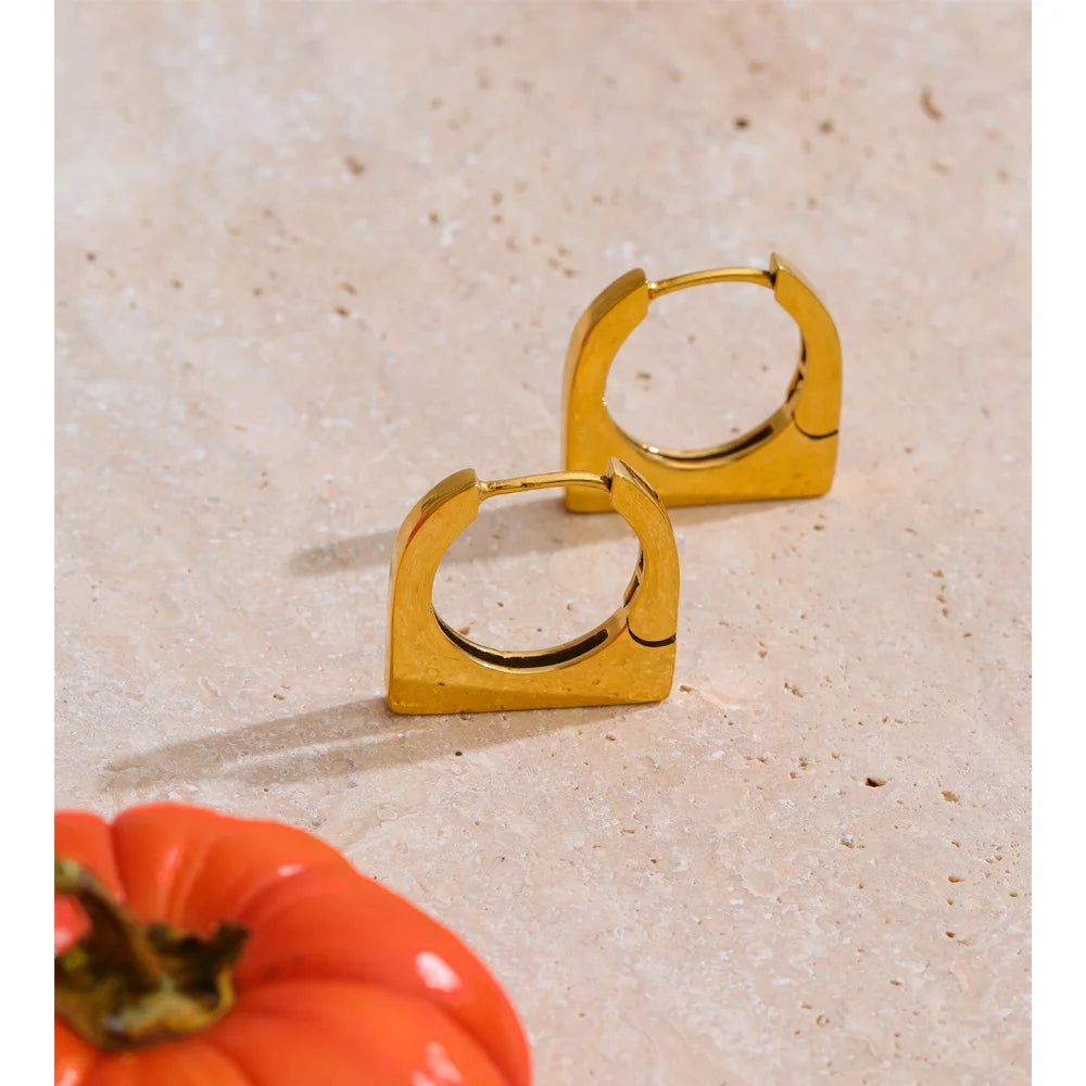 Geometric earrings in gold-plated stainless steel.