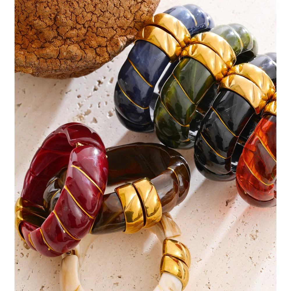 Resin acrylic multi-color bracelet in gold-plated stainless steel with resin and acrylic.