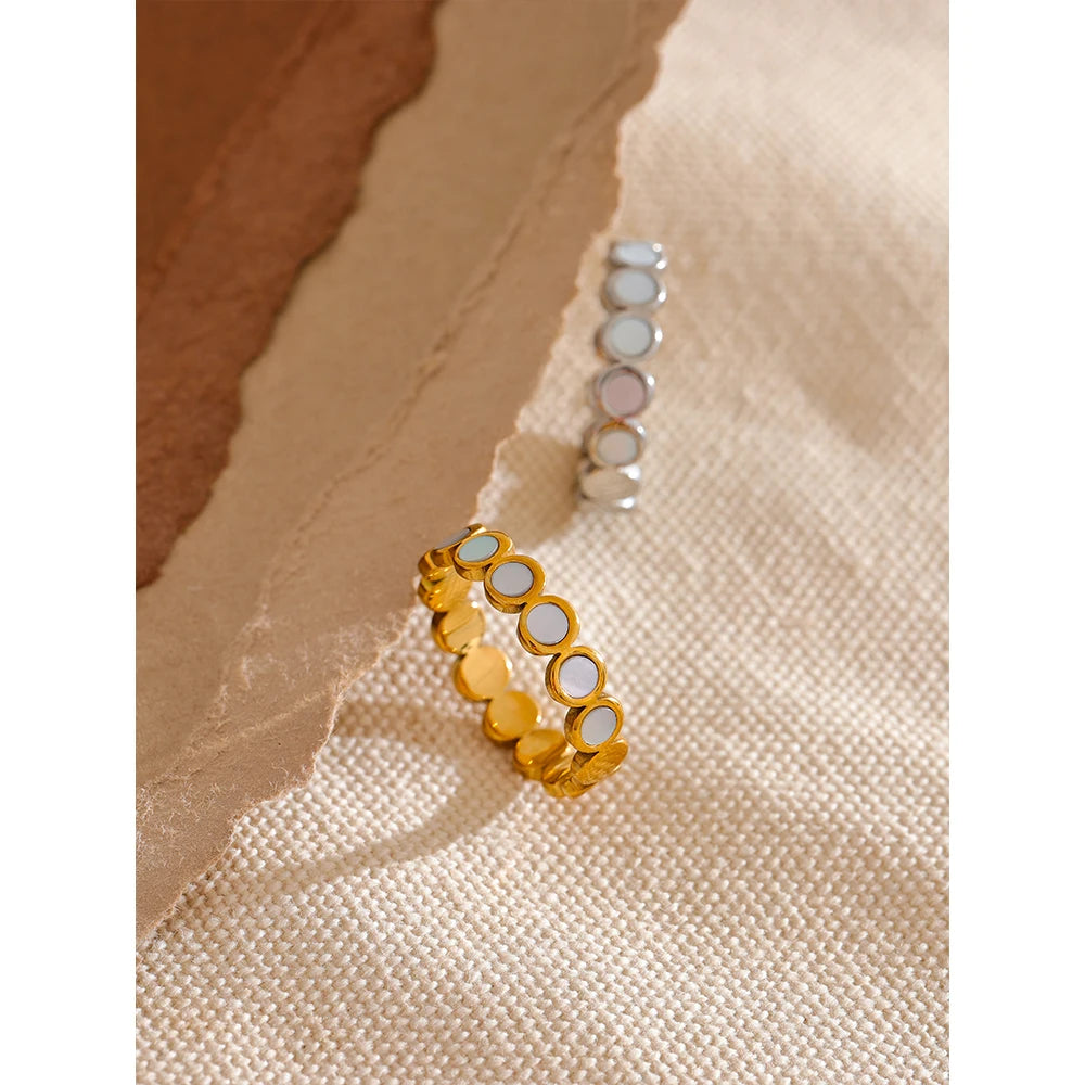 Shell geometric ring in 18K gold-plated stainless steel with shell.