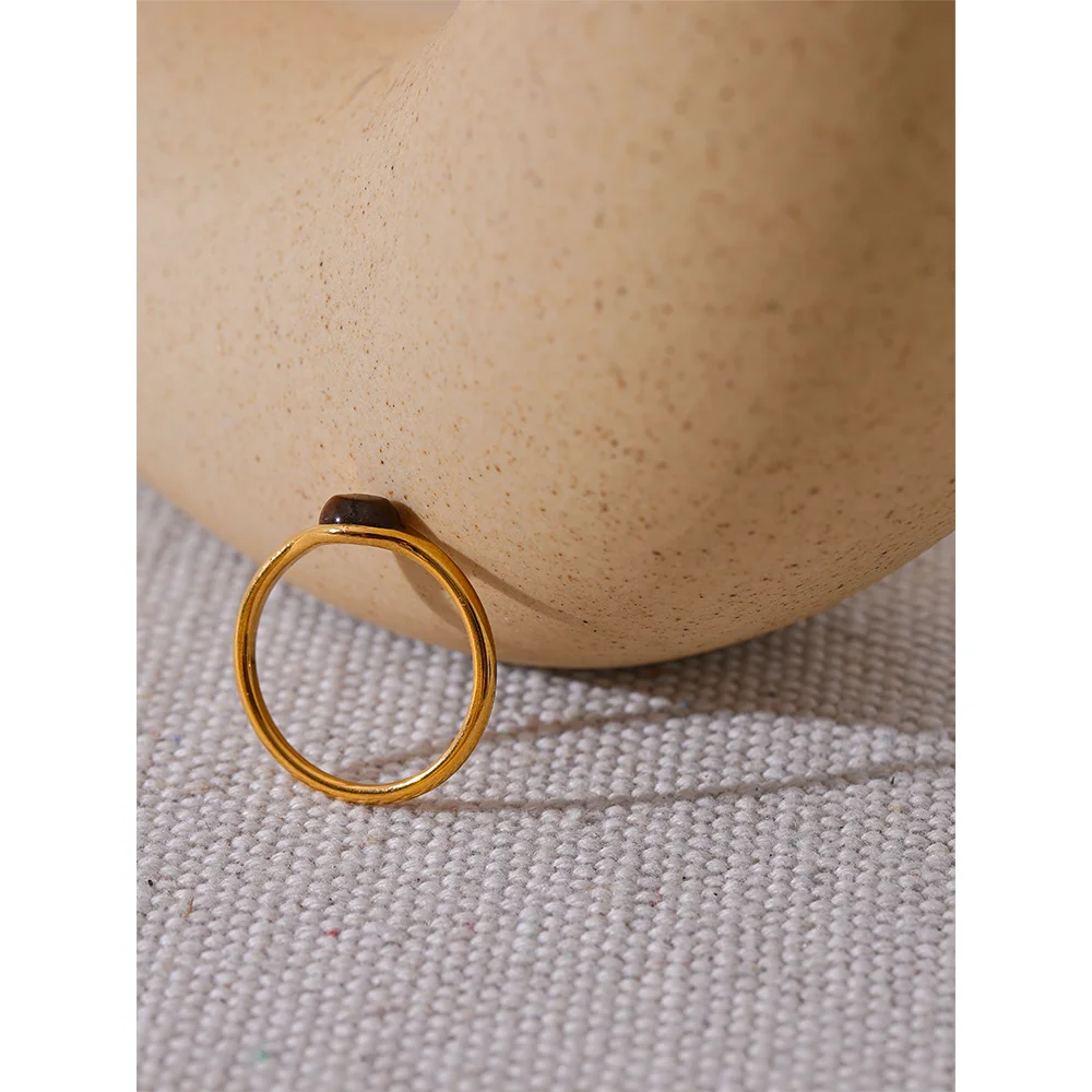 Natural stone geometric ring in 18K gold-plated stainless steel with natural stone.